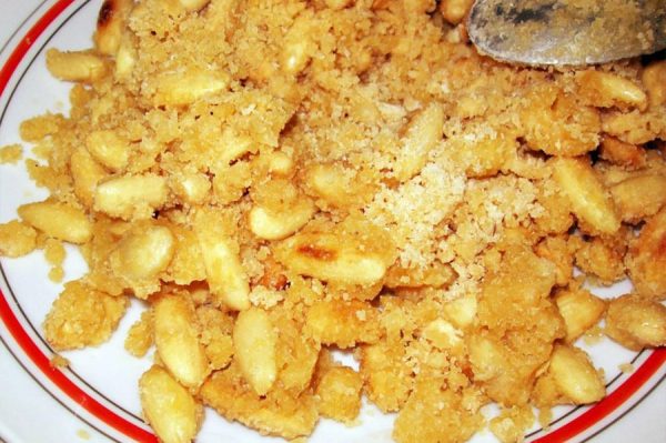 prajitura-amanda-reteta-migdalele-caramelizate-pentru-pregatirea-griliajului-de-migdale