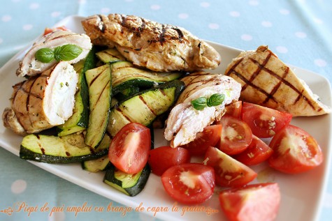 Piept de pui la gratar umplut cu branza de capra