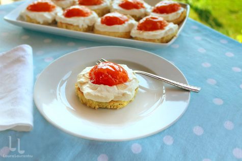 Prăjitura ochi de ou cu caise sau piersici și mascarpone