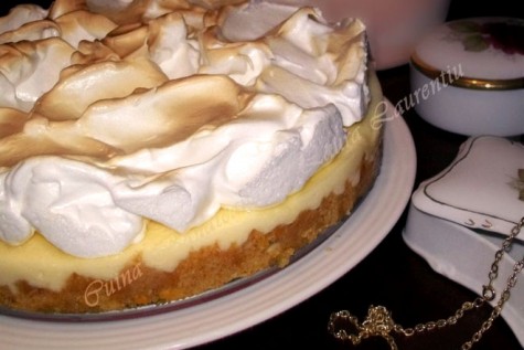 Tarta fara coacere cu branza, fructe si bezea