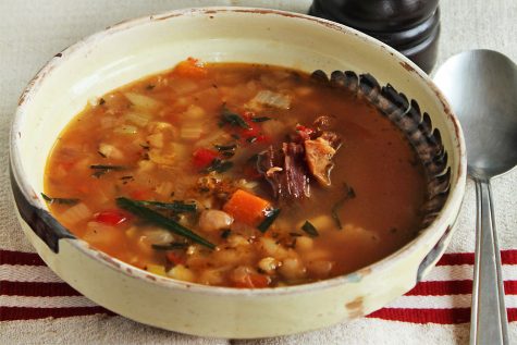 Ciorba de fasole cu tarhon si afumatura