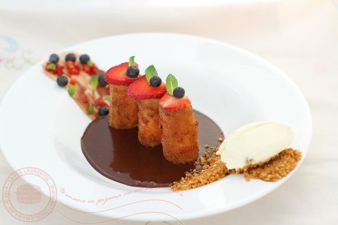 Banane in pijama cu sos de ciocolata