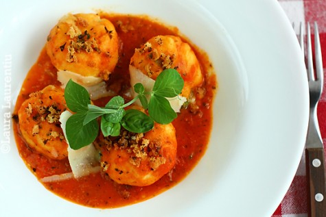 Galuste cu branza si sos de rosii