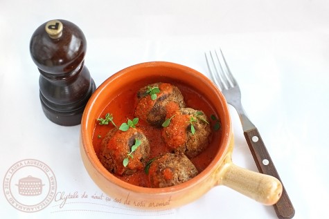 Chiftelute de naut cu sos de rosii aromat