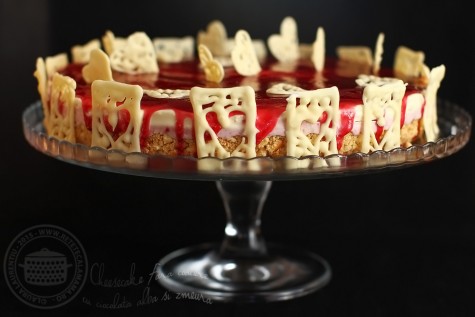 Cheesecake fara coacere cu ciocolata alba si zmeura