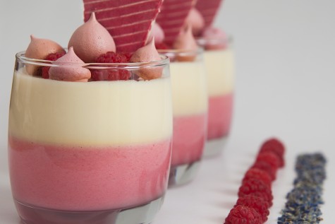 VERRINE CU ZMEURA, CIOCOLATA SI CROCANT DE BEZEA