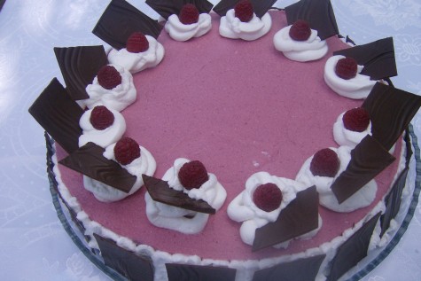 Tort cu crema de fructe de padure si ciocolata