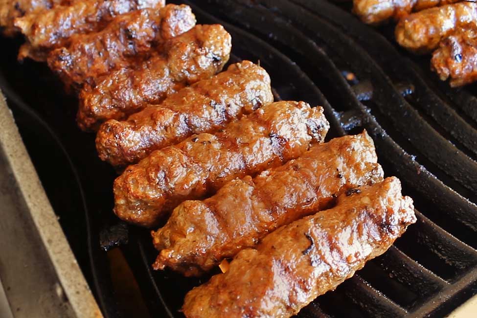 mici de casa reteta mititei de casa reteta pasta de mici reteta laura laurentiu