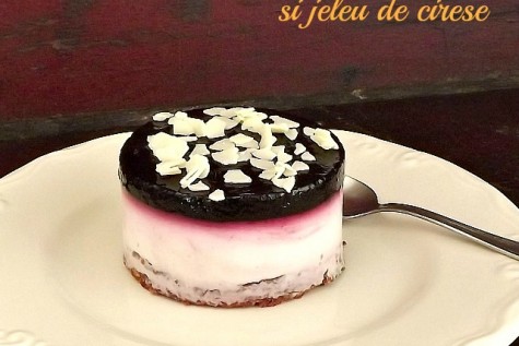 Mini torturi cu panna cotta si jeleu din cirese amare si visine