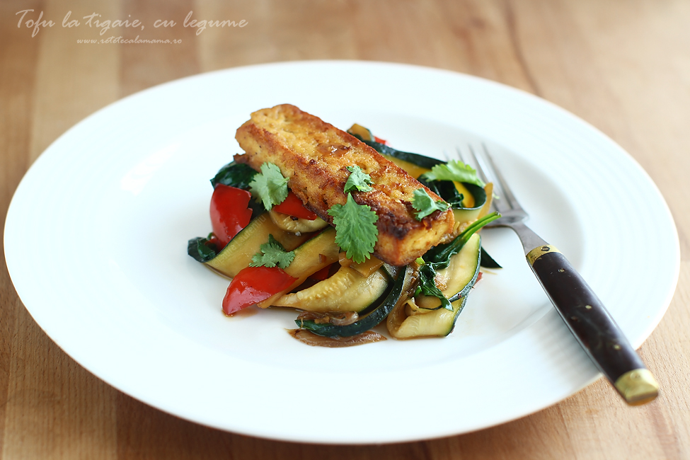 Tofu la tigaie cu legume de vara, reteta cu tofu si legume 1