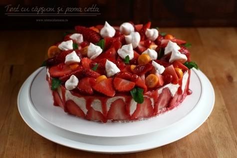 Tort cu căpșuni și panna cotta