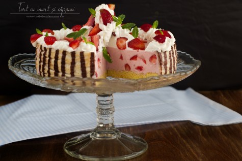 Tort cu iaurt și căpșuni, rețetă video