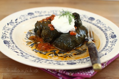 Sărmăluțe în foi de viță cu carne de porc