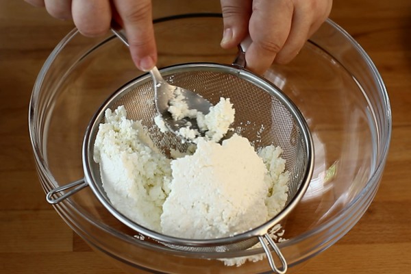 prajitura cu branza de vaci si nectarine - branza de vaci