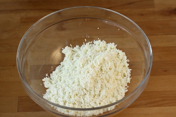 prajitura cu branza de vaci si nectarine - branza de vaci trecuta prin sita