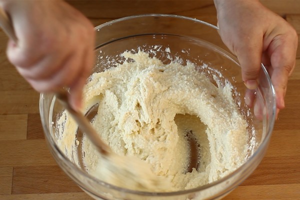 prajitura cu branza de vaci si nectarine - crema de branza de vaci si vanilie