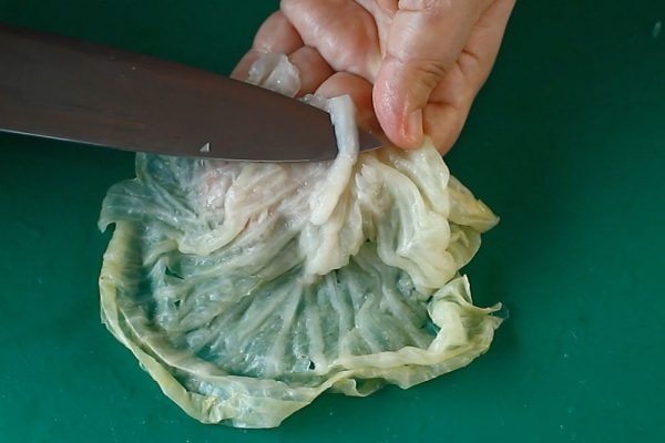 preparare-reteta-sarmale-traditionale-pregatirea-frunzelor-de-varza-murata