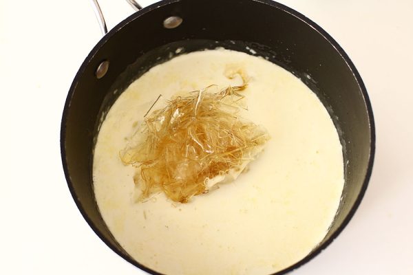 gelatina-hidratata-se-adauga-la-baza-de-ciocolata-alba-si-smantana-pentru-frisca-reteta-de-tort-de-lamaie-cu-cocos