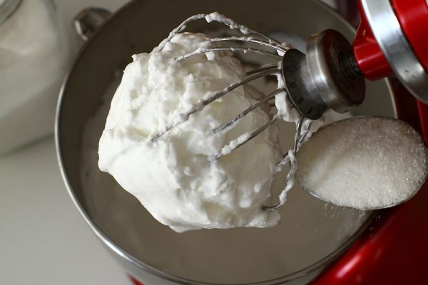 tort-de-lamaie-cu-blat-de-cocos-pregatirea-blatului-din-albusuri-si-cocos