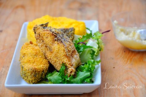 Pește prăjit în crustă de mălai, cu mujdei și mămăligă