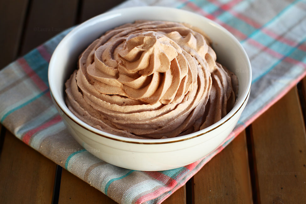 crema-pentru-torturi-si-prajituri-cu-mascarpone-si-caramel-reteta-crema-de-caramel-pentru-prajitura-reteta-pas-cu-pas