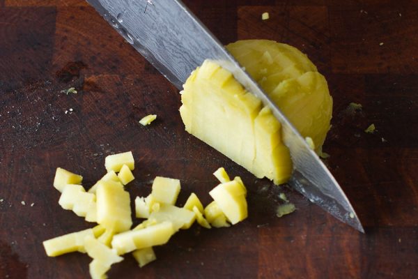 salata-de-boeuf-reteta-taierea-cartofilor-fierti-pentru-salata-de-boeuf