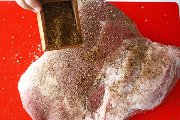 condimentare pulpa de porc pentru friptura de porc la cuptor cu sare piper chimen