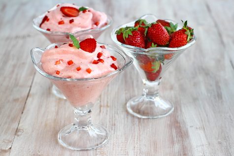 Spumă de căpșuni cu bezea elvețiană