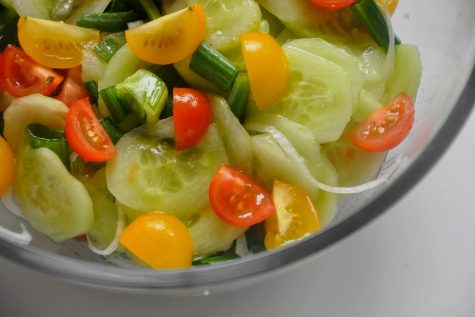 Salată de roșii cu castraveți