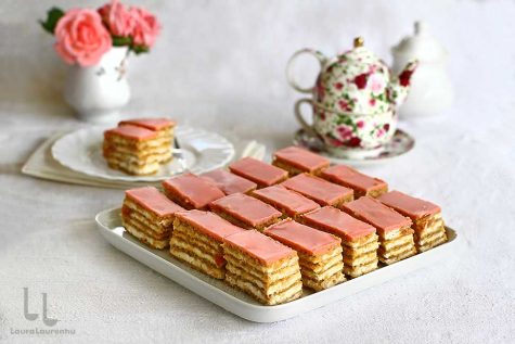 Prăjitură cu foi cu nucă umplută cu gem și cremă de mascarpone