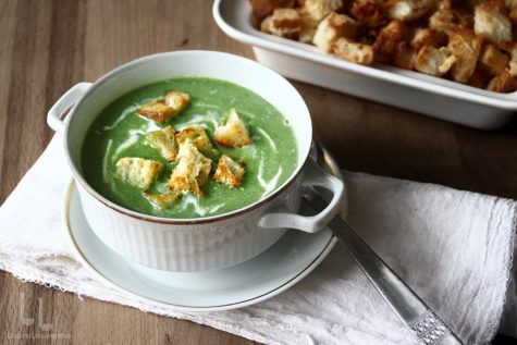 Supă cremă de spanac cu crutoane de casă cu parmezan