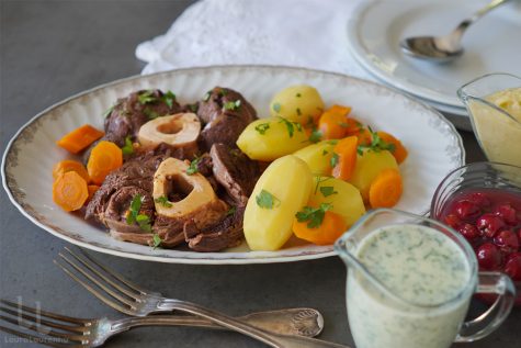 Tafelspitz – rețeta vieneză – rasol de vită cu legume și sosuri asortate