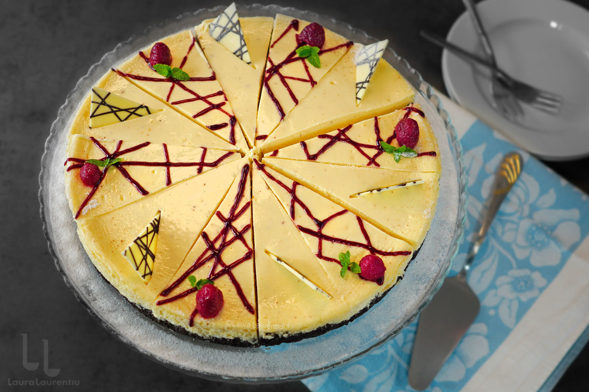 cheesecake clasic cu blat din biscuiti cheesecake la cuptor reteta cheesecake copt reteta laura laurentiu