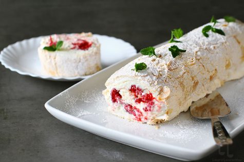 Rulada Pavlova cu zmeură și cremă de mascarpone – rețetă video