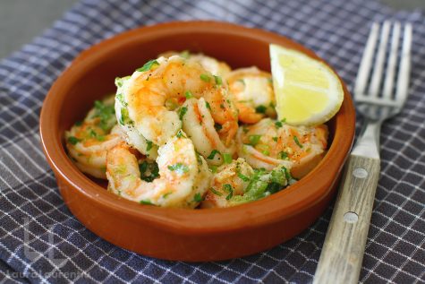 Creveți la tigaie cu usturoi, unt și pătrunjel